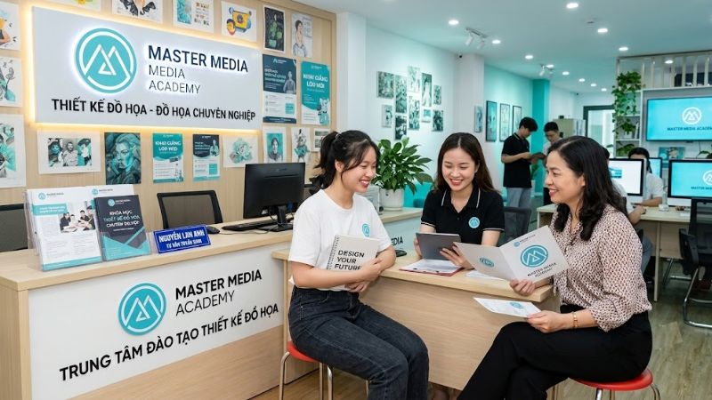 Học viên cùng phụ huynh đang tham khảo khóa học tại MMA